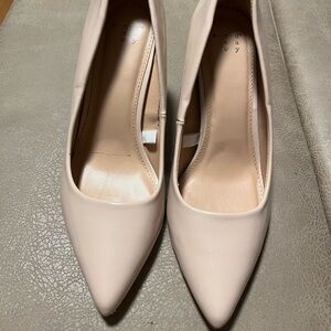 Elegant Beige Pointed-Toe Women's Heels size 7 in excellent condition